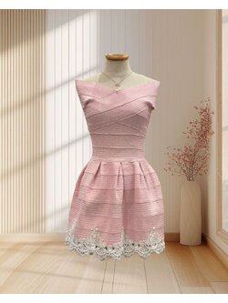 (PRE-LOVED) มินิเดรสสีชมพู ผ้ากลิตเตอร์ ปาดไหล่ กระโปรงชายลูกไม้ ไซส์ XS