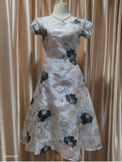 ราตรีสั้นสีเทา ลายดอกไม้แขนตุ๊กตา กระโปรงบาน (M)