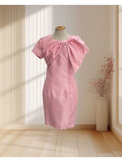 ราตรีสั้นสีชมพู มีแขน ผ้าไหมเทียม แต่งปกผ้าโบว์ ไซส์ S