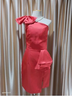 (PRE-LOVED) ชุดราตรีสั้นสีเเดงไหล่เบี่ยงติดโบว์ (Size : S)