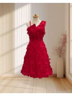 เดรสสั้น สีแดง บ่าเฉียง แต่งขนหางนกยูง กระโปรงบาน ไซส์ L