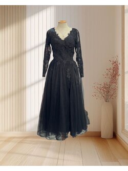 (PRE-LOVED) ราตรียาวสีดำ ผ้าลูกไม้ แหวกหลังแขนยาว กระโปรงฟู ไซส์ S