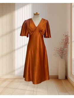 (PRE-LOVED) ราตรีสั้นสีส้มอิฐ ผ้าเงา ทรงยอดฮิตงานแต่ง ไซส์ M