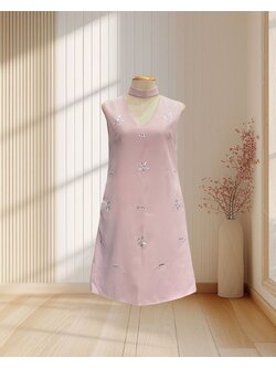 (PRE-LOVED) เดรสสั้นสีนู้ด แขนกุด ปักเพชรคริสตัล พร้อมโชคเกอร์ ไซส์ M