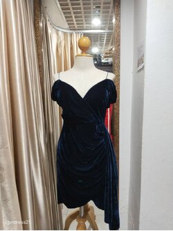 (PRE-LOVED) ราตรีสั้นสีกรมกำมะหยี่สายเดี่ยวคลุมแขนเอวแต่งจีบสไบ S