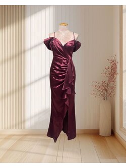 (PRE-LOVED) ราตรียาวสีแดง จีบข้างแขนสั้น ระบายเอว ไซส์ S