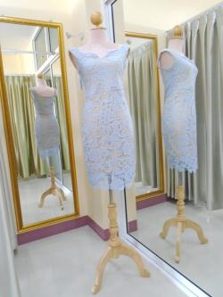 เดรสลูกไม้ทั้งตัวเข้ารูปปาดไหล่ซิปหลังสีฟ้า(S)