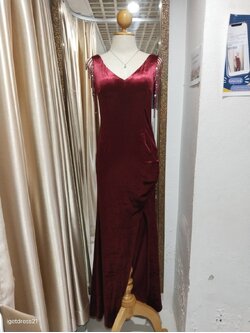 (PRE-LOVED) ราตรียาวสีแดงผ้ากำมะหยี่ปักเลื่อมห้อยเป็นชั้นๆ S