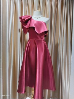 (PRE-LOVED) ราตรีสั้นสีแดงบ่าเฉียงระบายกระโปรงบาน (L)