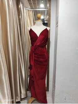 ราตรียาวสีแดงกำมะหยี่สายเดี่ยวเอวแต่งระบาย M