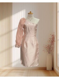 ราตรีสั้นสีโอรส ผ้าไหมเทียม บ่าเฉียง แต่งแขนยาวผ้าแก้ว ไซส์ M