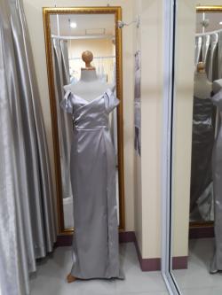 (PRE-LOVED) ราตรียาวสีเงินสายเดี่ยวปิดไหล่ (S)