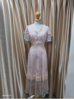 เดรสยาวสีชมพูโอรส แขนระบาย แต่งผ้ามุ้งปักลายดอกไม้ ไซส์S