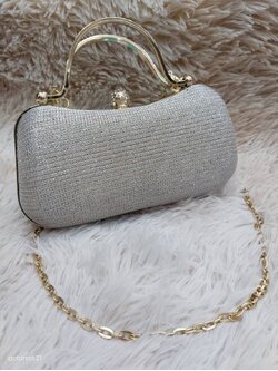 กระเป๋าคลัทช์ทรงเหลี่ยมสีเงินวิบวับ มีหูหิ้วและสายคล้องโซ่