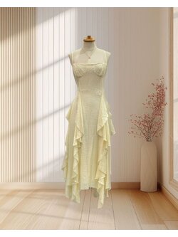 (PRE-LOVED) เดรสยาวสีครีม สายเดี่ยว ผ้ายับ กระโปรงแต่งระบายแมงกะพรุน ไซส์ L