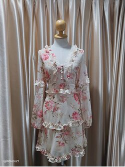 เดรสสั้นแขนยาวสีครีม ลายดอกไม้สีชมพู ผ้าพริ้ว เปิดหลัง แบบหวานซ่อนเปรี้ยว ไซส์ L