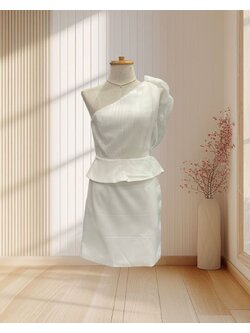 ( PRE-LOVED ) ราตีสั้นสีขาว บ่าเฉียงผ้าฟูก กระโปรงทรงสอบ ไซส์ S