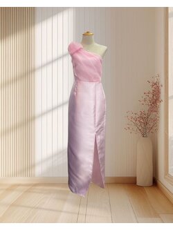 (PRE-LOVED) ราตรียาวสีชมพู บ่าเฉียงผ้าแก้ว แต่งโบว์ที่ไหล่ ผ้าไหมเทียมเงา ไซส์ S