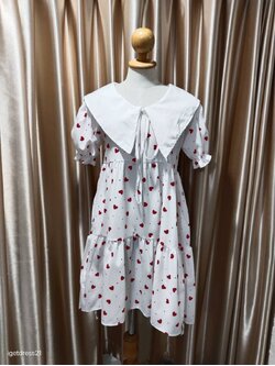 ชุดเดรสสีขาวลายหัวใจแดงคอปก L