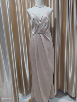 (PRE-LOVED)ชุดราตรียาวสายเดี่ยวคอวีสีครีมอ่อนออกน้ำตาลS