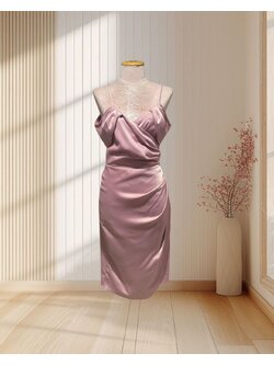 (PRE-LOVED) ราตรีสั้นสีชมพูสายเดี่ยวระบายปกป้ายผ้าเครปซาติน S