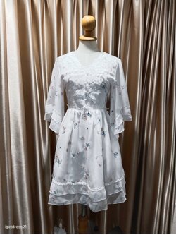 ชุดเดรสสีขาวแขนยาวชีฟอง S