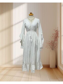 (PRE-LOVED) เดรสยาวสีขาว แขนยาว ปลายแขนกรุยกราย คอวีแต่งลูกไม้ จั๊มพ์เอว ไซส์ S