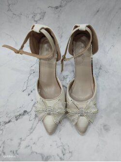 รองเท้าส้นสูงหน้าดอกไม้มีสายสีเบจ 36