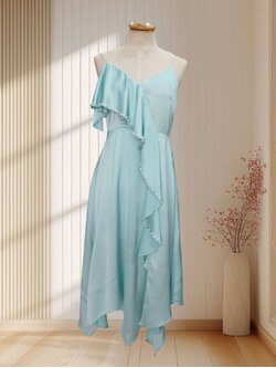 (PRE-LOVED) ราตรีสั้นสีฟ้า สายเดี่ยว ผ้าซาติน แต่งระบายด้านข้างพร้อมปักมุก ไซส์ S