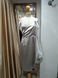 (PRE-LOVED) ราตรีสั้นสีเทาสายเดี่ยวเปิดไหล่จีบข้าง (L) มือ2