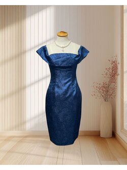 (PRE-LOVED) ราตรีสั้นสีกรม ปาดไหล่ พิมพ์ลายผูกโบว์ด้านหลัง ไซส์ S