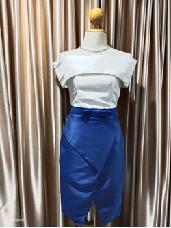 (PRE-LOVED) ราตรีสั้นเสื้อขาวปาดไหล่กระโปรงน้ำเงินS