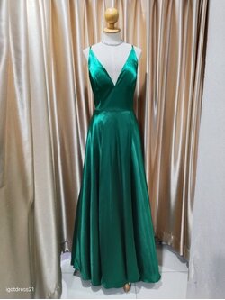 (PRE-LOVED) ชุดราตรียาวสายเดี่ยวสีเขียว S