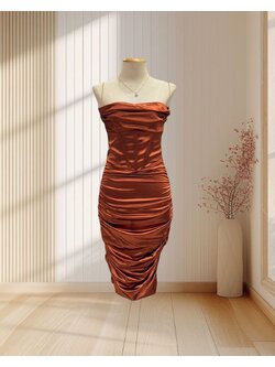 (PRE-LOVED) ราตรีสั้นสีส้มอิฐ ครอเซ็ท แต่งสายเพชร จีบด้านข้าง ไซส์ S