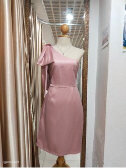 ชุดราตรีสั้นสีชมพู ไหล่เฉียงแต่งโบว์ใหญ่ (L)