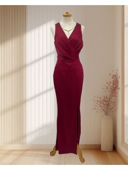 (PRE-LOVED) ราตรียาวสีแดงแขนกุดคอวี (M)