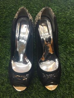 รองเท้าสีดำ 38.5