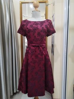 เดรสสั้นลายดอกกุหลาบ หลังเว้าเป็นตัววี สีแดงไวน์ (XL)