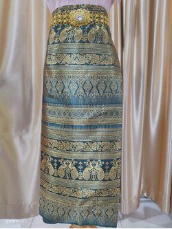 ผ้าถุงลายนกยูงสีเขียวลายทอง