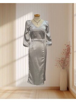 (PRE-LOVED) ราตรีสั้นสีเทา ผ้าเงาเมทัลลิค คอวี แขนยาว ไซส์ XS