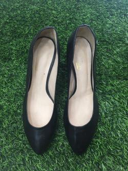 รองเท้าสีดำ 36