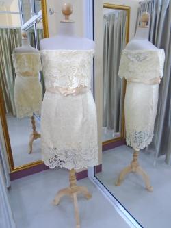 ราตรีสั้นลูกไม้ทั้งตัวปาดไหล่เอวโบว์สีครีม(M) มือ2