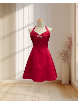 (PRE-LOVED) ราตรีสั้นสีแดง แต่งเข็มกลัดเพชรรูปโบว์ คล้องคอ โชว์หลัง ฟีลแซนตี้สาว ไซส์ S