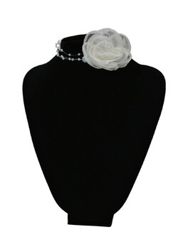 โชคเกอร์มุกดอกไม้ขาว