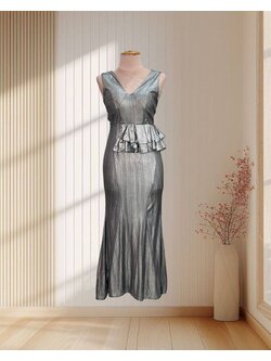 (PRE-LOVED) ราตรียาวสีเงิน ผ้าเมทัลลิค แขนกุด แต่งระบายช่วงเอว ไซส์ S