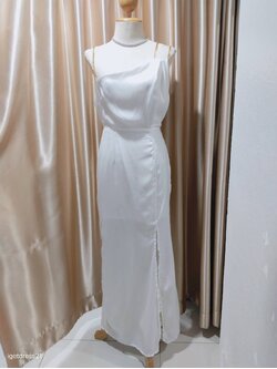 (PRE-LOVED)ชุดราตรียาวสีขาวผ่าข้างสายโซ่ M