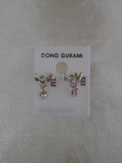 ต่างหูรูปตัวอักษรสีเงิน