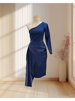 (PRE-LOVED) ราตรีสั้นสีน้ำเงิน ผ้าไหมเทียม บ่าเฉียง แต่งผ้าสไบระบายสะโพก ไซส์ XS