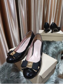 รองเท้าสีดำ 37