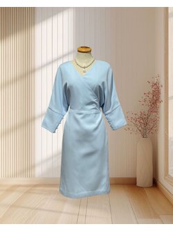 (PRE-LOVED) ราตรีสั้นสีฟ้า แขนยาวทรงโอเวอร์ไซส์ ปลายแขนแต่งกระดุม ไซส์ L